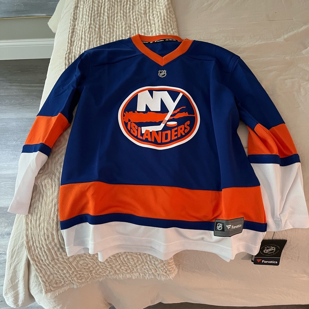 Real brand new islanders #30 SOROKIN jersey Youth L/XL with tags never worn